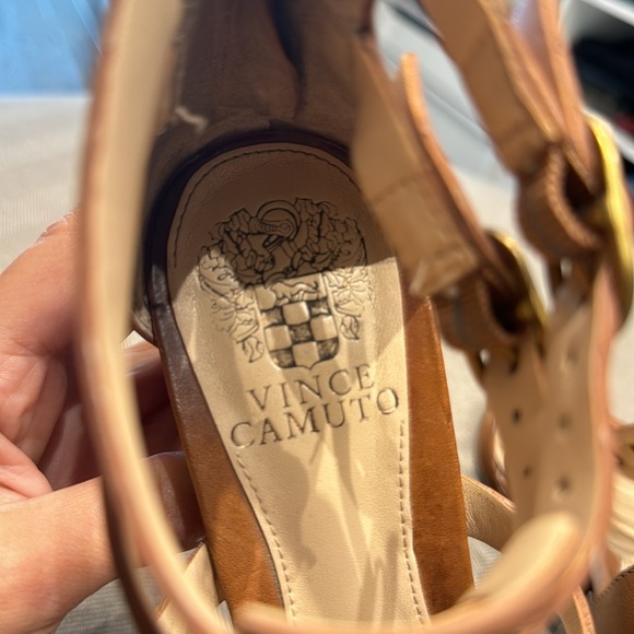 Vince Camuto Beige Leather Sandals Gold Studs 7US - Picture 4 of 5